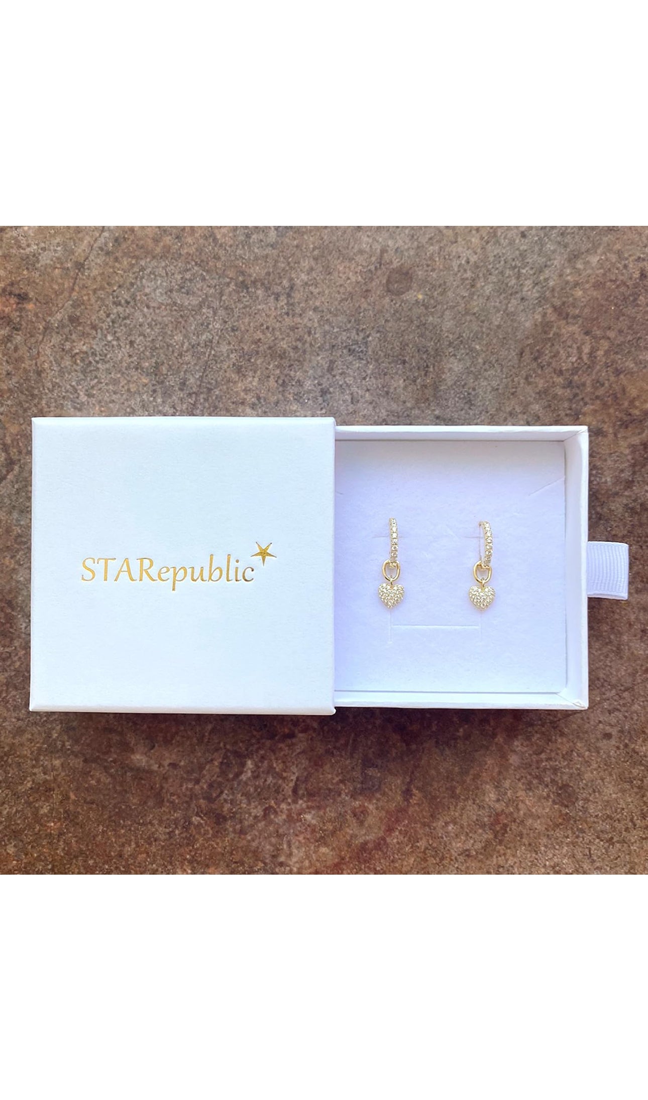 Aretes de corazón de 10k 1.5g