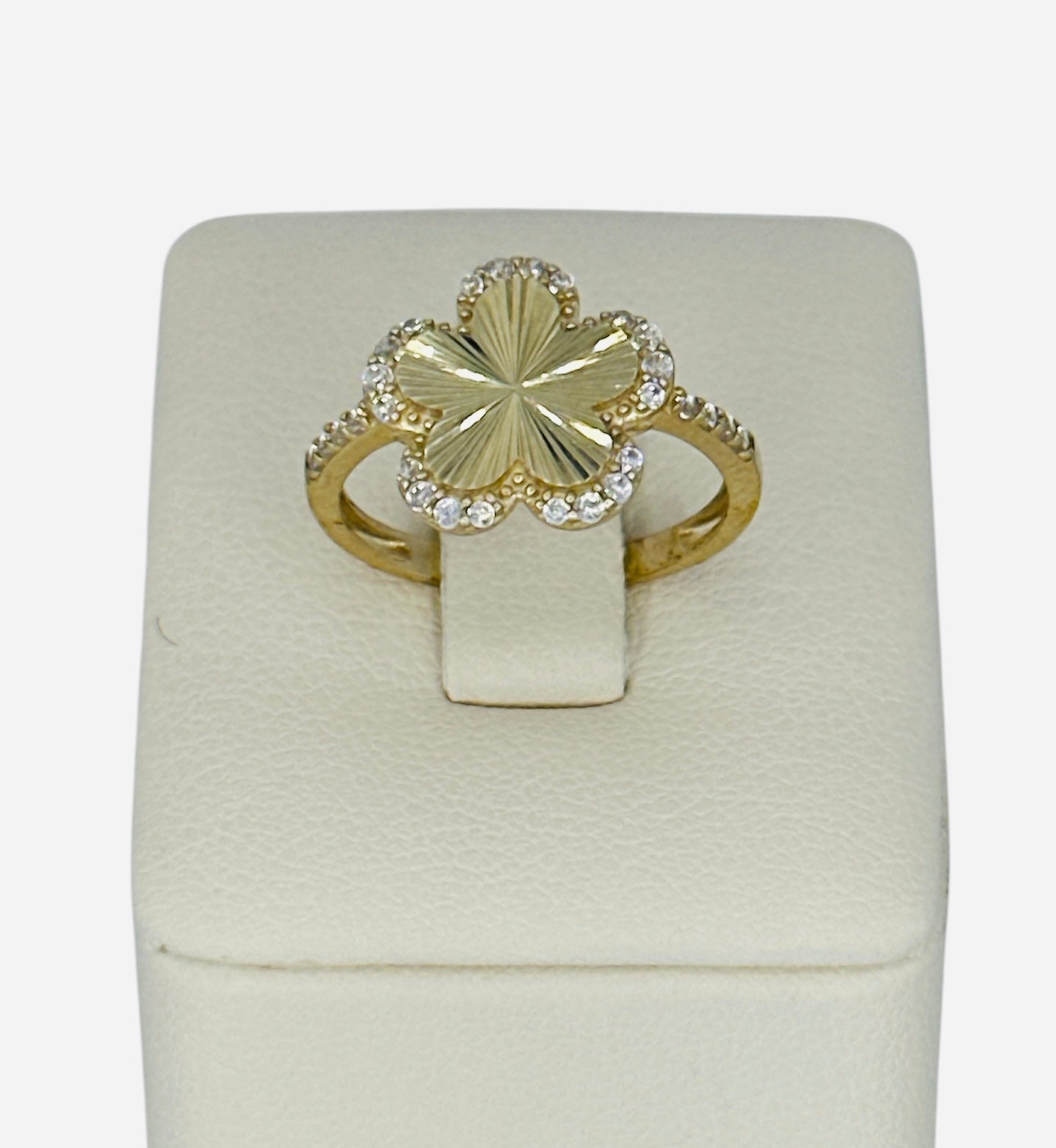 Anillo trébol con piedra blancas 1.8g 10k
