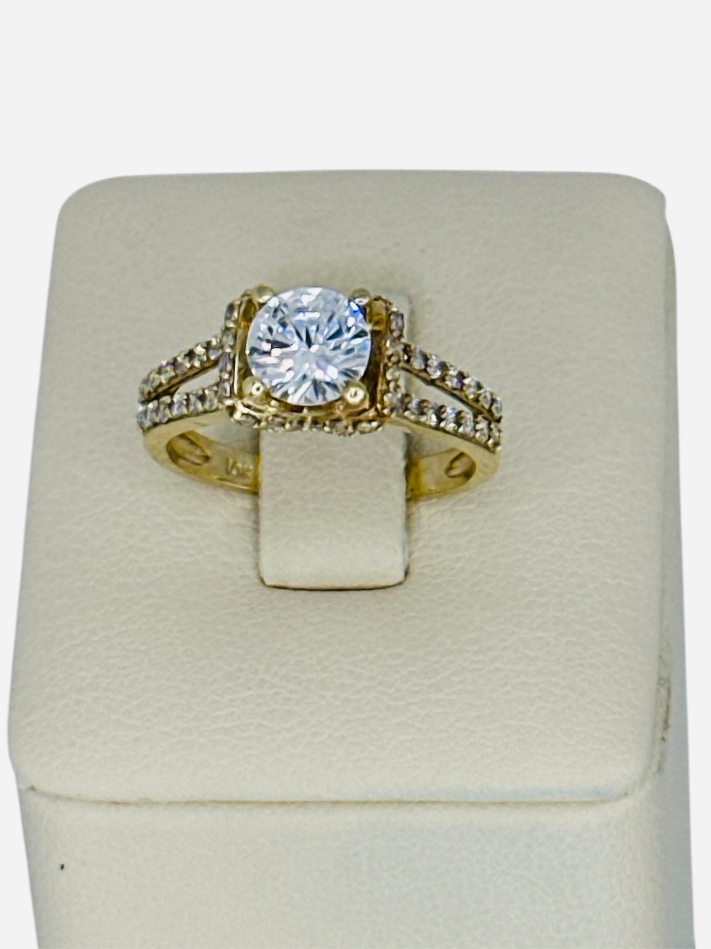 Anillo de piedras blancas 10k