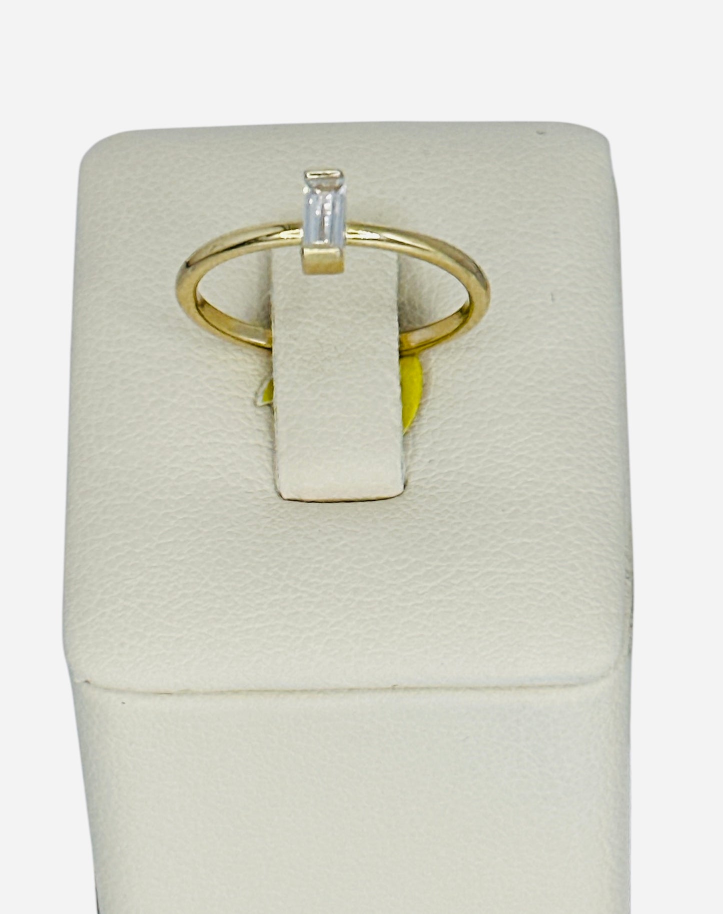 Anillo con piedra blanca 14k 1.8g