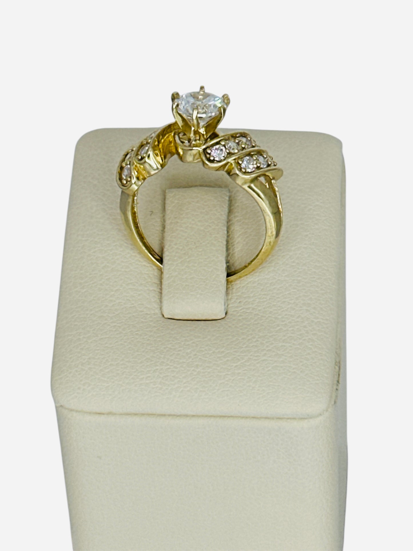 Anillo con piedra blanca 10k 3.9g