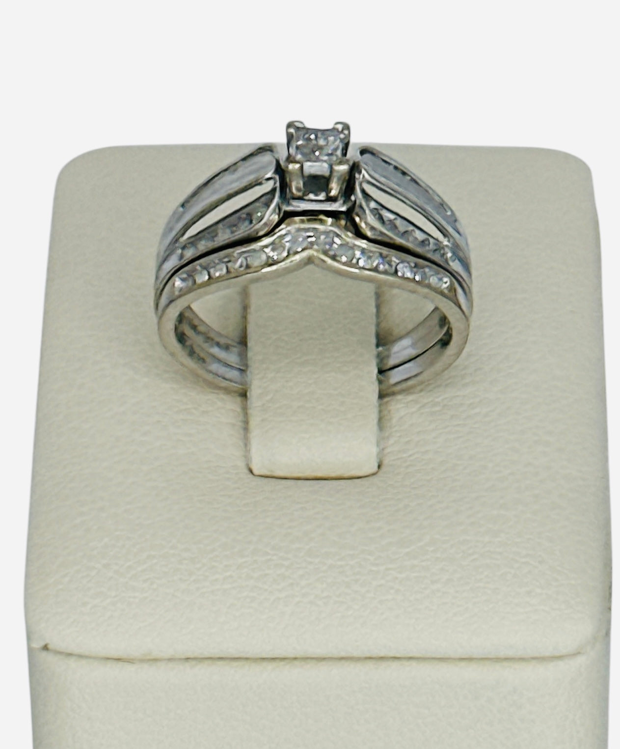 Anillo de compromiso oro blanco con diamantes 10k 3.6