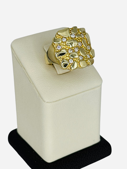 Anillo de nugget con piedras blancas.