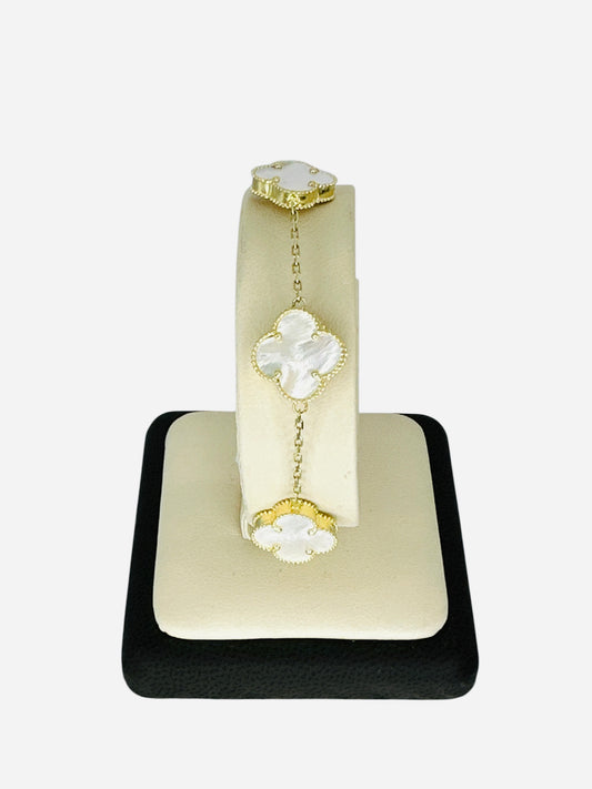 Brazalete de trebol color blanco 10k 6.4g