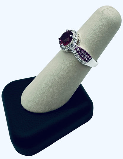 Anillo de piedra roja.