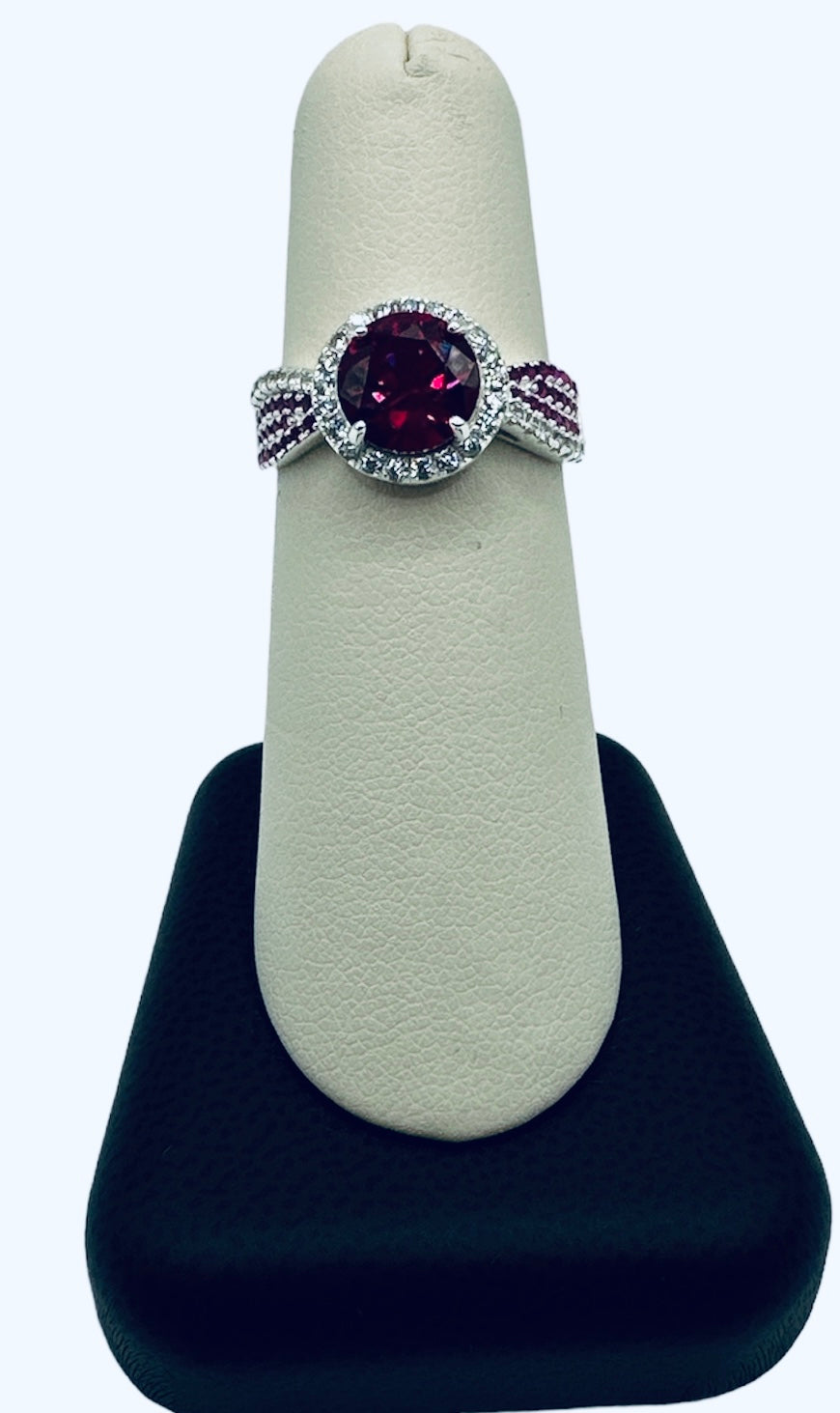 Anillo de piedra roja.